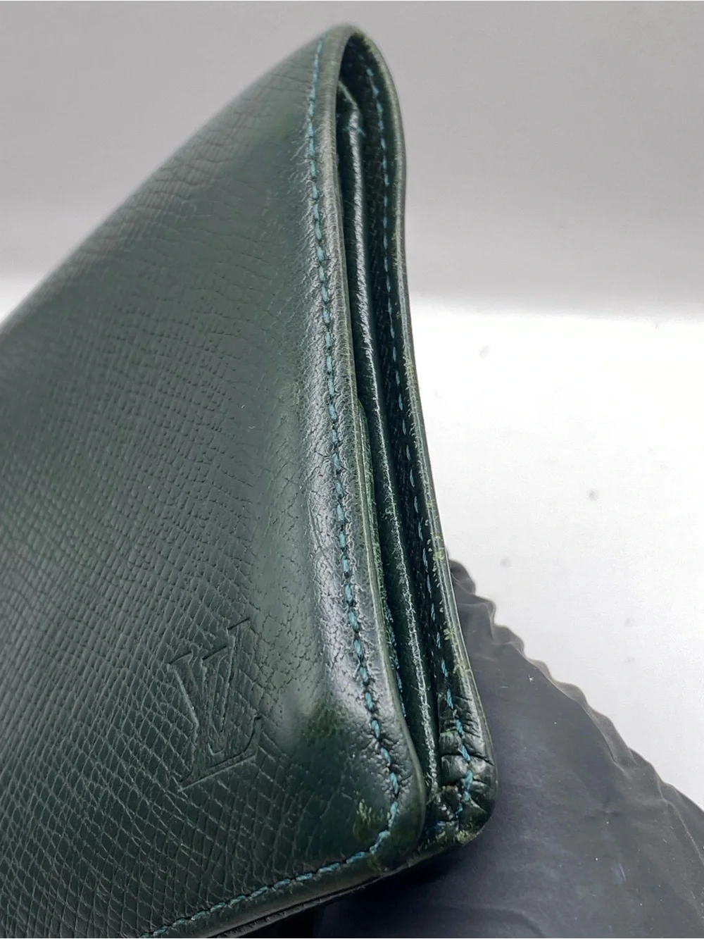 Louis Vuitton green taiga leather Porte-Documents 3 Card Folded Wallet